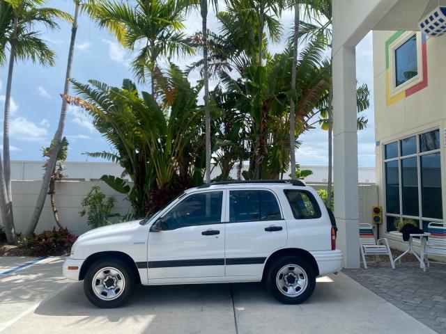 2001 Bright White /Gray Suzuki Vitara JLS LOW 35,130 1 OWNER (2S3TE52V716) with an 2.0L DOHC MPFI 16-Valve 4-Cyl Engine engine, Automatic transmission, located at 4701 North Dixie Hwy, Pompano Beach, FL, 33064, (954) 422-2889, 26.240938, -80.123474 - OUR WEBPAGE FLORIDACARS1.COM HAS OVER 100 PHOTOS AND FREE CARFAX LINK 2001 SUZUKI VITARA JLS VIN: 2S3TE52V716105780 2 S 3 T E 5 2 V 7 1 6 1 0 5 7 8 0 4 DOOR WAGON/SPORT UTILITY 2.0L I4 F DOHC 16V GASOLINE REAR WHEEL DRIVE Top Features Cloth Seats Soft Top Basic Features AM/FM Stereo Air Conditioning - Photo#4