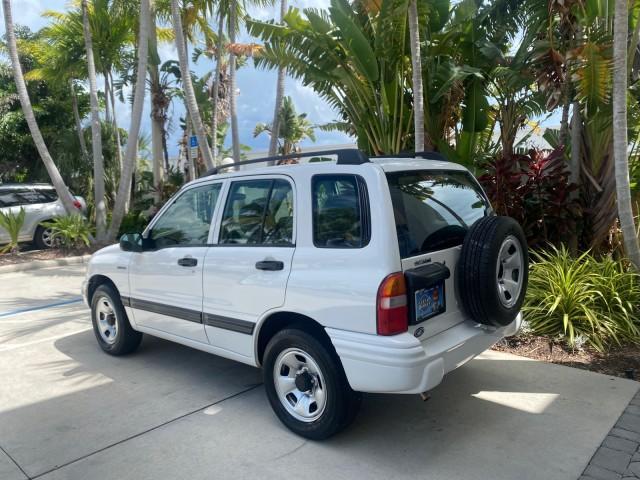 2001 Bright White /Gray Suzuki Vitara JLS LOW 35,130 1 OWNER (2S3TE52V716) with an 2.0L DOHC MPFI 16-Valve 4-Cyl Engine engine, Automatic transmission, located at 4701 North Dixie Hwy, Pompano Beach, FL, 33064, (954) 422-2889, 26.240938, -80.123474 - OUR WEBPAGE FLORIDACARS1.COM HAS OVER 100 PHOTOS AND FREE CARFAX LINK 2001 SUZUKI VITARA JLS VIN: 2S3TE52V716105780 2 S 3 T E 5 2 V 7 1 6 1 0 5 7 8 0 4 DOOR WAGON/SPORT UTILITY 2.0L I4 F DOHC 16V GASOLINE REAR WHEEL DRIVE Top Features Cloth Seats Soft Top Basic Features AM/FM Stereo Air Conditioning - Photo#5