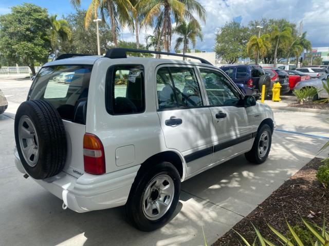 2001 Bright White /Gray Suzuki Vitara JLS LOW 35,130 1 OWNER (2S3TE52V716) with an 2.0L DOHC MPFI 16-Valve 4-Cyl Engine engine, Automatic transmission, located at 4701 North Dixie Hwy, Pompano Beach, FL, 33064, (954) 422-2889, 26.240938, -80.123474 - OUR WEBPAGE FLORIDACARS1.COM HAS OVER 100 PHOTOS AND FREE CARFAX LINK 2001 SUZUKI VITARA JLS VIN: 2S3TE52V716105780 2 S 3 T E 5 2 V 7 1 6 1 0 5 7 8 0 4 DOOR WAGON/SPORT UTILITY 2.0L I4 F DOHC 16V GASOLINE REAR WHEEL DRIVE Top Features Cloth Seats Soft Top Basic Features AM/FM Stereo Air Conditioning - Photo#7