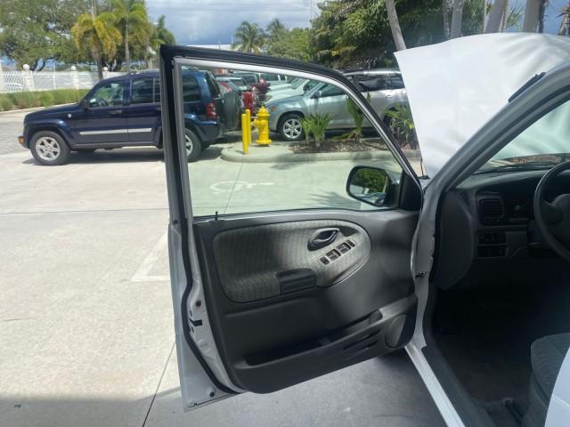 2001 Bright White /Gray Suzuki Vitara JLS LOW 35,130 1 OWNER (2S3TE52V716) with an 2.0L DOHC MPFI 16-Valve 4-Cyl Engine engine, Automatic transmission, located at 4701 North Dixie Hwy, Pompano Beach, FL, 33064, (954) 422-2889, 26.240938, -80.123474 - OUR WEBPAGE FLORIDACARS1.COM HAS OVER 100 PHOTOS AND FREE CARFAX LINK 2001 SUZUKI VITARA JLS VIN: 2S3TE52V716105780 2 S 3 T E 5 2 V 7 1 6 1 0 5 7 8 0 4 DOOR WAGON/SPORT UTILITY 2.0L I4 F DOHC 16V GASOLINE REAR WHEEL DRIVE Top Features Cloth Seats Soft Top Basic Features AM/FM Stereo Air Conditioning - Photo#9