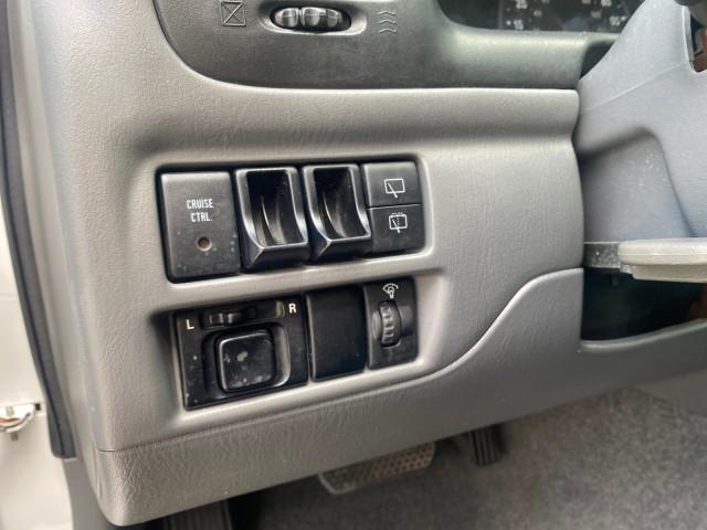 2001 Bright White /Gray Suzuki Vitara JLS LOW 35,130 1 OWNER (2S3TE52V716) with an 2.0L DOHC MPFI 16-Valve 4-Cyl Engine engine, Automatic transmission, located at 4701 North Dixie Hwy, Pompano Beach, FL, 33064, (954) 422-2889, 26.240938, -80.123474 - OUR WEBPAGE FLORIDACARS1.COM HAS OVER 100 PHOTOS AND FREE CARFAX LINK 2001 SUZUKI VITARA JLS VIN: 2S3TE52V716105780 2 S 3 T E 5 2 V 7 1 6 1 0 5 7 8 0 4 DOOR WAGON/SPORT UTILITY 2.0L I4 F DOHC 16V GASOLINE REAR WHEEL DRIVE Top Features Cloth Seats Soft Top Basic Features AM/FM Stereo Air Conditioning - Photo#40