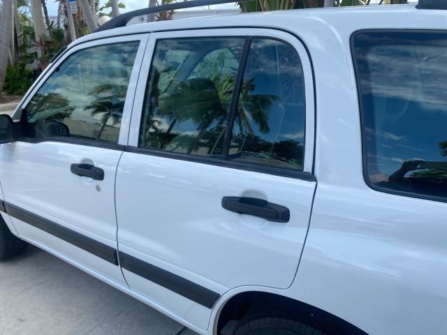 2001 Bright White /Gray Suzuki Vitara JLS LOW 35,130 1 OWNER (2S3TE52V716) with an 2.0L DOHC MPFI 16-Valve 4-Cyl Engine engine, Automatic transmission, located at 4701 North Dixie Hwy, Pompano Beach, FL, 33064, (954) 422-2889, 26.240938, -80.123474 - OUR WEBPAGE FLORIDACARS1.COM HAS OVER 100 PHOTOS AND FREE CARFAX LINK 2001 SUZUKI VITARA JLS VIN: 2S3TE52V716105780 2 S 3 T E 5 2 V 7 1 6 1 0 5 7 8 0 4 DOOR WAGON/SPORT UTILITY 2.0L I4 F DOHC 16V GASOLINE REAR WHEEL DRIVE Top Features Cloth Seats Soft Top Basic Features AM/FM Stereo Air Conditioning - Photo#57