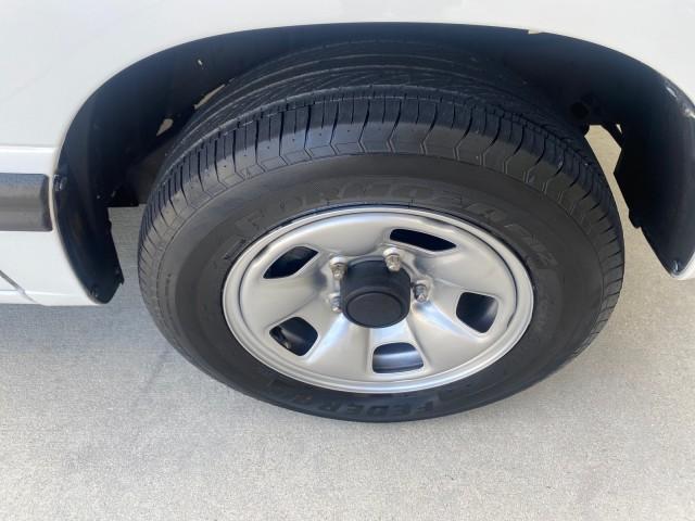 2001 Bright White /Gray Suzuki Vitara JLS LOW 35,130 1 OWNER (2S3TE52V716) with an 2.0L DOHC MPFI 16-Valve 4-Cyl Engine engine, Automatic transmission, located at 4701 North Dixie Hwy, Pompano Beach, FL, 33064, (954) 422-2889, 26.240938, -80.123474 - OUR WEBPAGE FLORIDACARS1.COM HAS OVER 100 PHOTOS AND FREE CARFAX LINK 2001 SUZUKI VITARA JLS VIN: 2S3TE52V716105780 2 S 3 T E 5 2 V 7 1 6 1 0 5 7 8 0 4 DOOR WAGON/SPORT UTILITY 2.0L I4 F DOHC 16V GASOLINE REAR WHEEL DRIVE Top Features Cloth Seats Soft Top Basic Features AM/FM Stereo Air Conditioning - Photo#84