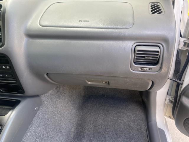 2001 Bright White /Gray Suzuki Vitara JLS LOW 35,130 1 OWNER (2S3TE52V716) with an 2.0L DOHC MPFI 16-Valve 4-Cyl Engine engine, Automatic transmission, located at 4701 North Dixie Hwy, Pompano Beach, FL, 33064, (954) 422-2889, 26.240938, -80.123474 - OUR WEBPAGE FLORIDACARS1.COM HAS OVER 100 PHOTOS AND FREE CARFAX LINK 2001 SUZUKI VITARA JLS VIN: 2S3TE52V716105780 2 S 3 T E 5 2 V 7 1 6 1 0 5 7 8 0 4 DOOR WAGON/SPORT UTILITY 2.0L I4 F DOHC 16V GASOLINE REAR WHEEL DRIVE Top Features Cloth Seats Soft Top Basic Features AM/FM Stereo Air Conditioning - Photo#98