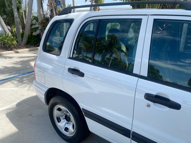 2001 Bright White /Gray Suzuki Vitara JLS LOW 35,130 1 OWNER (2S3TE52V716) with an 2.0L DOHC MPFI 16-Valve 4-Cyl Engine engine, Automatic transmission, located at 4701 North Dixie Hwy, Pompano Beach, FL, 33064, (954) 422-2889, 26.240938, -80.123474 - OUR WEBPAGE FLORIDACARS1.COM HAS OVER 100 PHOTOS AND FREE CARFAX LINK 2001 SUZUKI VITARA JLS VIN: 2S3TE52V716105780 2 S 3 T E 5 2 V 7 1 6 1 0 5 7 8 0 4 DOOR WAGON/SPORT UTILITY 2.0L I4 F DOHC 16V GASOLINE REAR WHEEL DRIVE Top Features Cloth Seats Soft Top Basic Features AM/FM Stereo Air Conditioning - Photo#99