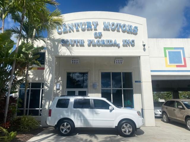 2011 Taffeta White /Gray Honda Pilot EX-L FL LOW MILES 93,512 (5FNYF3H58BB) with an 3.5L SOHC MPFI 24-Valve i-VTEC V6 Engine engine, Automatic transmission, located at 4701 North Dixie Hwy, Pompano Beach, FL, 33064, (954) 422-2889, 26.240938, -80.123474 - OUR WEBPAGE FLORIDACARS1.COM HAS OVER 100 PHOTOS AND FREE CARFAX LINK 2011 HONDA PILOT EX-L VIN: 5FNYF3H58BB048398 5 F N Y F 3 H 5 8 B B 0 4 8 3 9 8 4 DOOR WAGON/SPORT UTILITY 3.5L V6 F SOHC 24V GASOLINE FRONT WHEEL DRIVE Features ABS Brakes Air Conditioning Alloy Wheels AM/FM Stereo Automatic Trans - Photo#0