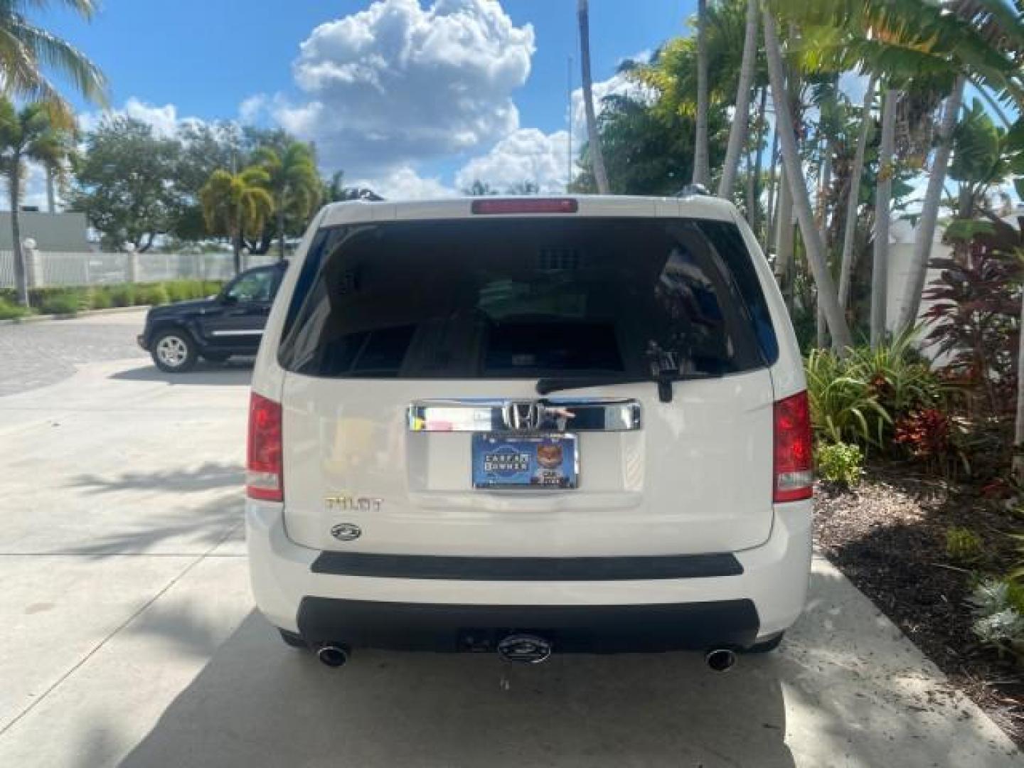 2011 Taffeta White /Gray Honda Pilot EX-L FL LOW MILES 93,295 (5FNYF3H58BB) with an 3.5L SOHC MPFI 24-Valve i-VTEC V6 Engine engine, Automatic transmission, located at 4701 North Dixie Hwy, Pompano Beach, FL, 33064, (954) 422-2889, 26.240938, -80.123474 - OUR WEBPAGE FLORIDACARS1.COM HAS OVER 100 PHOTOS AND FREE CARFAX LINK 2011 HONDA PILOT EX-L VIN: 5FNYF3H58BB048398 5 F N Y F 3 H 5 8 B B 0 4 8 3 9 8 4 DOOR WAGON/SPORT UTILITY 3.5L V6 F SOHC 24V GASOLINE FRONT WHEEL DRIVE Features ABS Brakes Air Conditioning Alloy Wheels AM/FM Stereo Automatic Trans - Photo#6