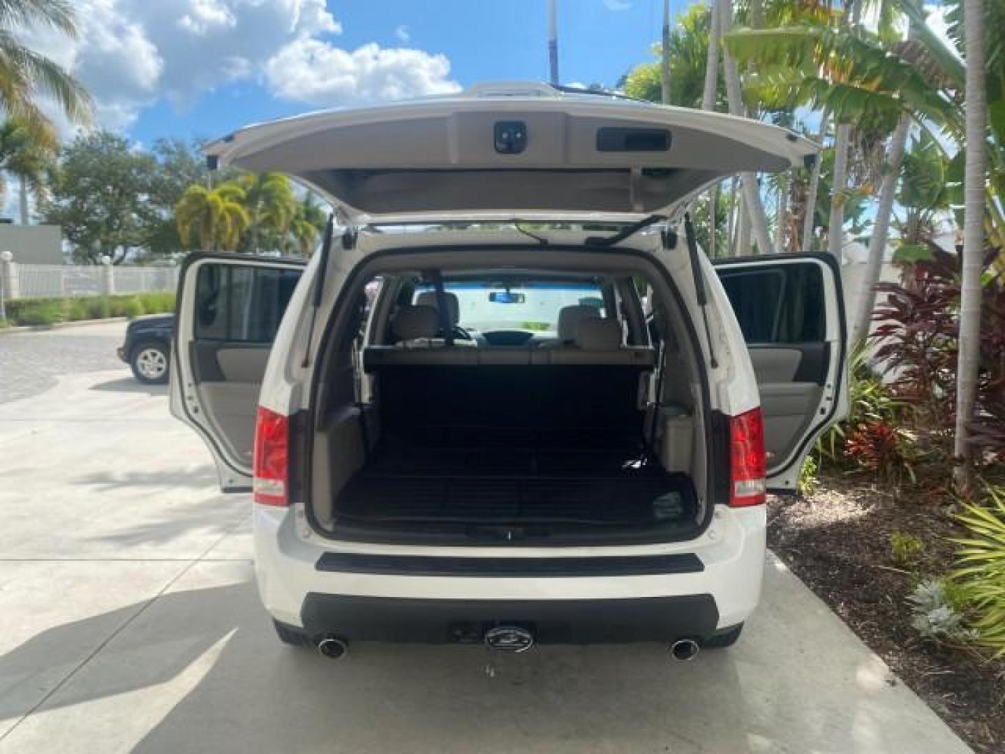 2011 Taffeta White /Gray Honda Pilot EX-L FL LOW MILES 93,295 (5FNYF3H58BB) with an 3.5L SOHC MPFI 24-Valve i-VTEC V6 Engine engine, Automatic transmission, located at 4701 North Dixie Hwy, Pompano Beach, FL, 33064, (954) 422-2889, 26.240938, -80.123474 - OUR WEBPAGE FLORIDACARS1.COM HAS OVER 100 PHOTOS AND FREE CARFAX LINK 2011 HONDA PILOT EX-L VIN: 5FNYF3H58BB048398 5 F N Y F 3 H 5 8 B B 0 4 8 3 9 8 4 DOOR WAGON/SPORT UTILITY 3.5L V6 F SOHC 24V GASOLINE FRONT WHEEL DRIVE Features ABS Brakes Air Conditioning Alloy Wheels AM/FM Stereo Automatic Trans - Photo#15