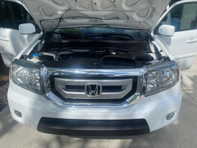 2011 Taffeta White /Gray Honda Pilot EX-L FL LOW MILES 93,512 (5FNYF3H58BB) with an 3.5L SOHC MPFI 24-Valve i-VTEC V6 Engine engine, Automatic transmission, located at 4701 North Dixie Hwy, Pompano Beach, FL, 33064, (954) 422-2889, 26.240938, -80.123474 - OUR WEBPAGE FLORIDACARS1.COM HAS OVER 100 PHOTOS AND FREE CARFAX LINK 2011 HONDA PILOT EX-L VIN: 5FNYF3H58BB048398 5 F N Y F 3 H 5 8 B B 0 4 8 3 9 8 4 DOOR WAGON/SPORT UTILITY 3.5L V6 F SOHC 24V GASOLINE FRONT WHEEL DRIVE Features ABS Brakes Air Conditioning Alloy Wheels AM/FM Stereo Automatic Trans - Photo#17