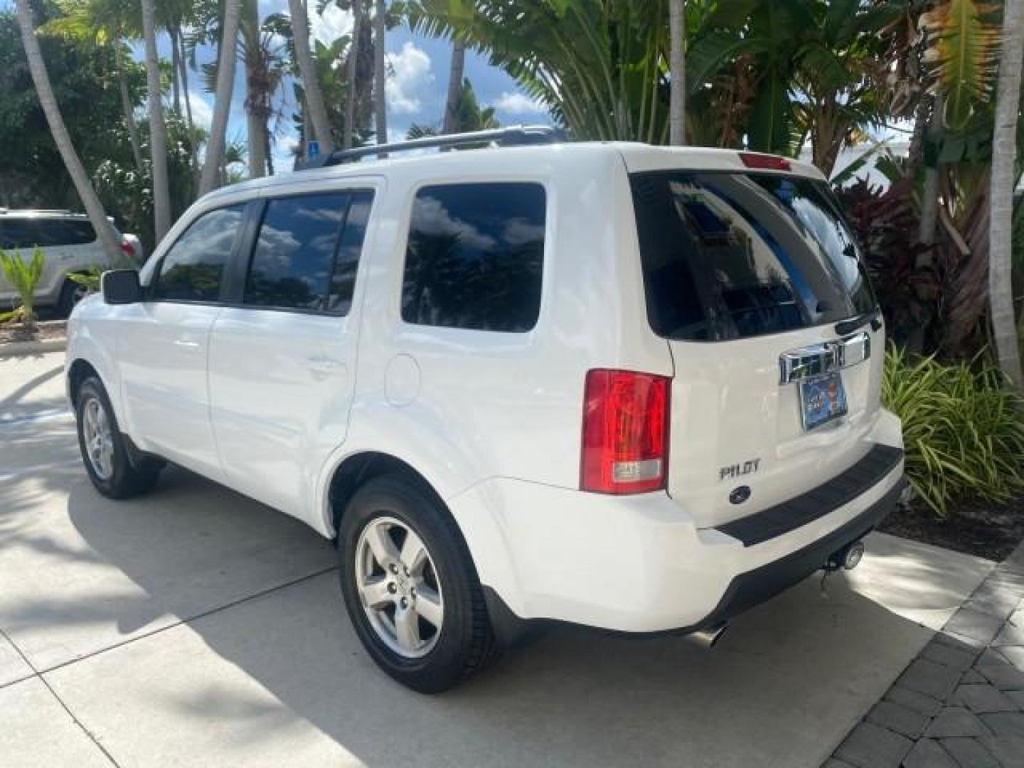 2011 Taffeta White /Gray Honda Pilot EX-L FL LOW MILES 93,295 (5FNYF3H58BB) with an 3.5L SOHC MPFI 24-Valve i-VTEC V6 Engine engine, Automatic transmission, located at 4701 North Dixie Hwy, Pompano Beach, FL, 33064, (954) 422-2889, 26.240938, -80.123474 - OUR WEBPAGE FLORIDACARS1.COM HAS OVER 100 PHOTOS AND FREE CARFAX LINK 2011 HONDA PILOT EX-L VIN: 5FNYF3H58BB048398 5 F N Y F 3 H 5 8 B B 0 4 8 3 9 8 4 DOOR WAGON/SPORT UTILITY 3.5L V6 F SOHC 24V GASOLINE FRONT WHEEL DRIVE Features ABS Brakes Air Conditioning Alloy Wheels AM/FM Stereo Automatic Trans - Photo#86