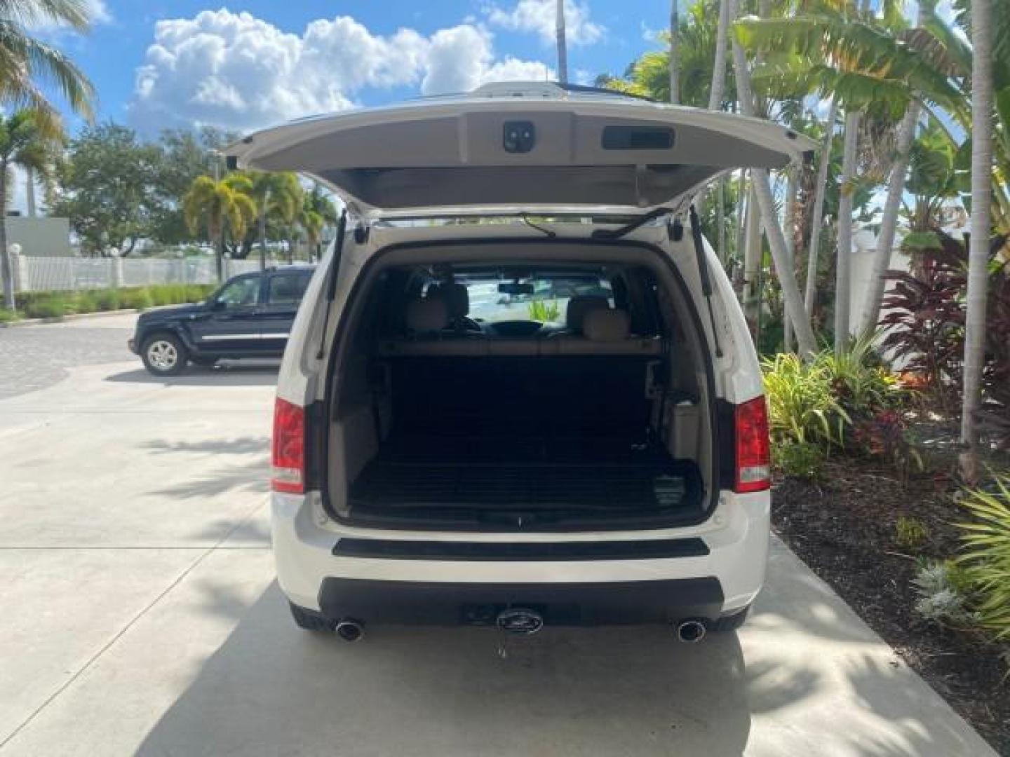 2011 Taffeta White /Gray Honda Pilot EX-L FL LOW MILES 93,295 (5FNYF3H58BB) with an 3.5L SOHC MPFI 24-Valve i-VTEC V6 Engine engine, Automatic transmission, located at 4701 North Dixie Hwy, Pompano Beach, FL, 33064, (954) 422-2889, 26.240938, -80.123474 - OUR WEBPAGE FLORIDACARS1.COM HAS OVER 100 PHOTOS AND FREE CARFAX LINK 2011 HONDA PILOT EX-L VIN: 5FNYF3H58BB048398 5 F N Y F 3 H 5 8 B B 0 4 8 3 9 8 4 DOOR WAGON/SPORT UTILITY 3.5L V6 F SOHC 24V GASOLINE FRONT WHEEL DRIVE Features ABS Brakes Air Conditioning Alloy Wheels AM/FM Stereo Automatic Trans - Photo#93