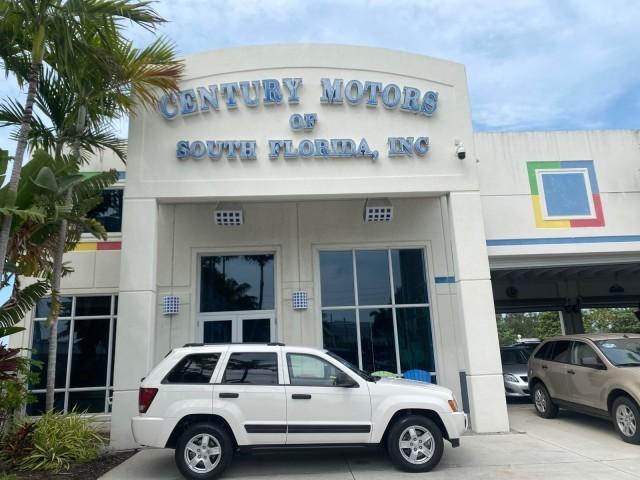 2005 Stone White /Medium Slate Gray Jeep Grand Cherokee Laredo LOW MILES 61,351 (1J4GS48K85C) with an 3.7L V6 Power Tech Engine engine, Automatic transmission, located at 4701 North Dixie Hwy, Pompano Beach, FL, 33064, (954) 422-2889, 26.240938, -80.123474 - OUR WEBPAGE FLORIDACARS1.COM HAS OVER 100 PHOTOS AND FREE CARFAX LINK 2005 JEEP GRAND CHEROKEE LAREDO VIN: 1J4GS48K85C634226 1 J 4 G S 4 8 K 8 5 C 6 3 4 2 2 6 4 DOOR WAGON/SPORT UTILITY 3.7L V6 F GASOLINE REAR WHEEL DRIVE Features ABS Brakes Air Conditioning Alloy Wheels AM/FM Stereo Automatic Trans - Photo#0
