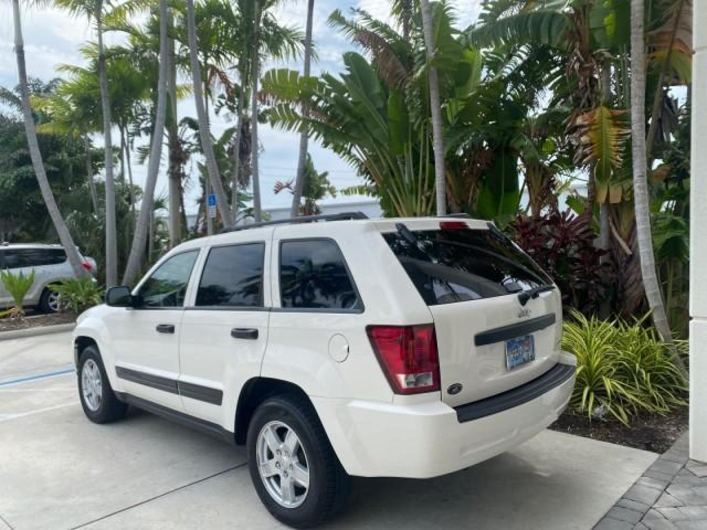 2005 Stone White /Medium Slate Gray Jeep Grand Cherokee Laredo LOW MILES 61,347 (1J4GS48K85C) with an 3.7L V6 Power Tech Engine engine, Automatic transmission, located at 4701 North Dixie Hwy, Pompano Beach, FL, 33064, (954) 422-2889, 26.240938, -80.123474 - OUR WEBPAGE FLORIDACARS1.COM HAS OVER 100 PHOTOS AND FREE CARFAX LINK 2005 JEEP GRAND CHEROKEE LAREDO VIN: 1J4GS48K85C634226 1 J 4 G S 4 8 K 8 5 C 6 3 4 2 2 6 4 DOOR WAGON/SPORT UTILITY 3.7L V6 F GASOLINE REAR WHEEL DRIVE Features ABS Brakes Air Conditioning Alloy Wheels AM/FM Stereo Automatic Trans - Photo#5