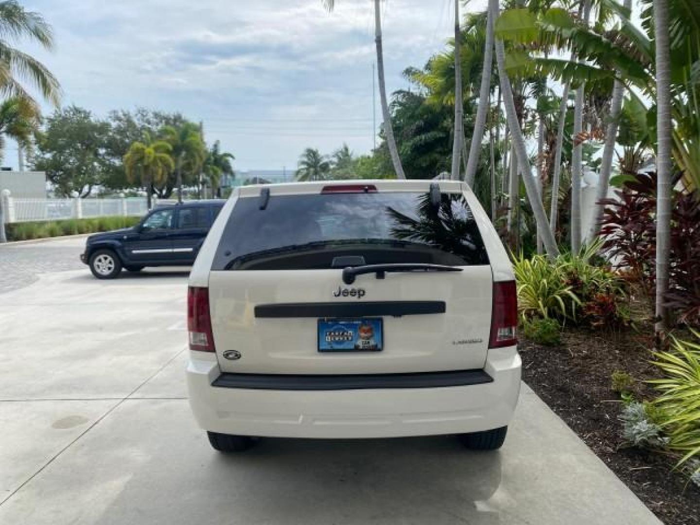 2005 Stone White /Medium Slate Gray Jeep Grand Cherokee Laredo LOW MILES 61,347 (1J4GS48K85C) with an 3.7L V6 Power Tech Engine engine, Automatic transmission, located at 4701 North Dixie Hwy, Pompano Beach, FL, 33064, (954) 422-2889, 26.240938, -80.123474 - OUR WEBPAGE FLORIDACARS1.COM HAS OVER 100 PHOTOS AND FREE CARFAX LINK 2005 JEEP GRAND CHEROKEE LAREDO VIN: 1J4GS48K85C634226 1 J 4 G S 4 8 K 8 5 C 6 3 4 2 2 6 4 DOOR WAGON/SPORT UTILITY 3.7L V6 F GASOLINE REAR WHEEL DRIVE Features ABS Brakes Air Conditioning Alloy Wheels AM/FM Stereo Automatic Trans - Photo#6