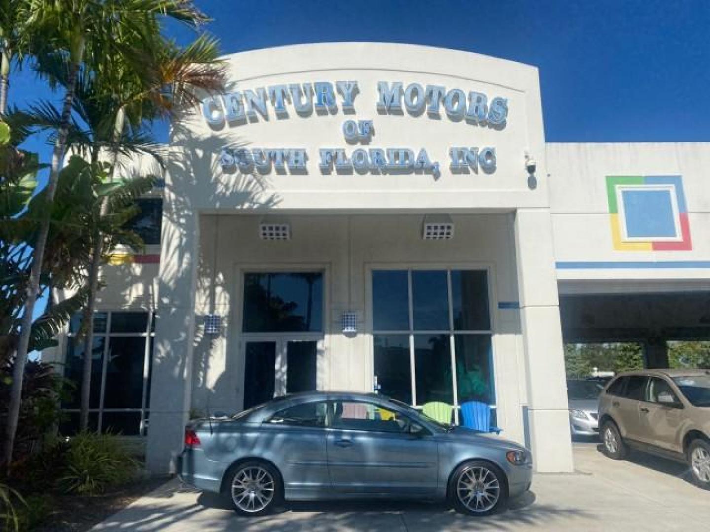 2006 Celestial Blue Metallic /Calcite Cream Volvo C70 LOW MILES 16,982 CONV (YV1MC68276J) with an 2.5L DOHC Turbocharged I5 Engine engine, Automatic transmission, located at 4701 North Dixie Hwy, Pompano Beach, FL, 33064, (954) 422-2889, 26.240938, -80.123474 - OUR WEBPAGE FLORIDACARS1.COM HAS OVER 100 PHOTOS AND FREE CARFAX LINK 2006 VOLVO C70 T5 ORIGINAL PRICE NEW : $41,510 VIN: YV1MC68276J006425 Y V 1 M C 6 8 2 7 6 J 0 0 6 4 2 5 CONVERTIBLE 2.5L I5 F GASOLINE FRONT WHEEL DRIVE Features ABS Brakes Air Conditioning Alloy Wheels AM/FM Stereo Automatic Tran - Photo#0