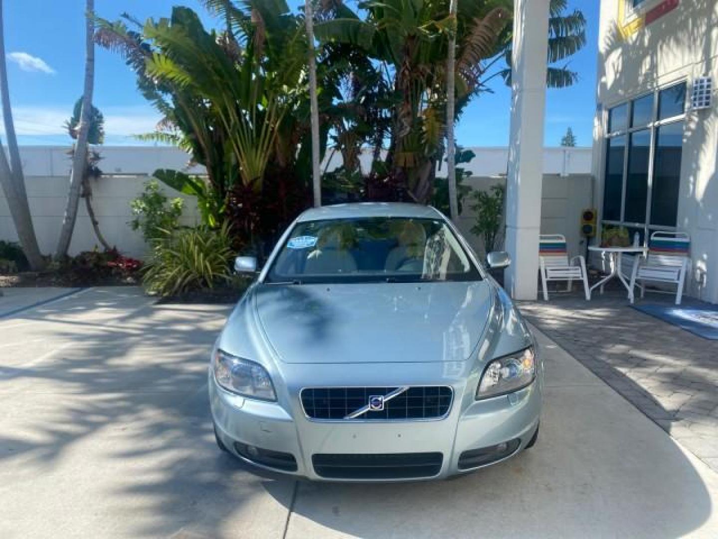 2006 Celestial Blue Metallic /Calcite Cream Volvo C70 LOW MILES 16,982 CONV (YV1MC68276J) with an 2.5L DOHC Turbocharged I5 Engine engine, Automatic transmission, located at 4701 North Dixie Hwy, Pompano Beach, FL, 33064, (954) 422-2889, 26.240938, -80.123474 - OUR WEBPAGE FLORIDACARS1.COM HAS OVER 100 PHOTOS AND FREE CARFAX LINK 2006 VOLVO C70 T5 ORIGINAL PRICE NEW : $41,510 VIN: YV1MC68276J006425 Y V 1 M C 6 8 2 7 6 J 0 0 6 4 2 5 CONVERTIBLE 2.5L I5 F GASOLINE FRONT WHEEL DRIVE Features ABS Brakes Air Conditioning Alloy Wheels AM/FM Stereo Automatic Tran - Photo#2