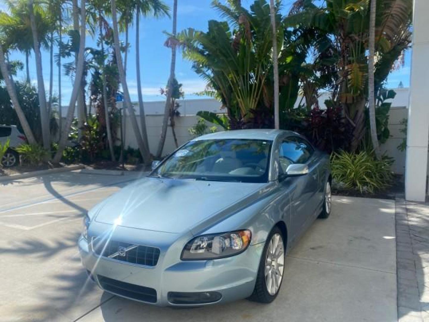 2006 Celestial Blue Metallic /Calcite Cream Volvo C70 LOW MILES 16,982 CONV (YV1MC68276J) with an 2.5L DOHC Turbocharged I5 Engine engine, Automatic transmission, located at 4701 North Dixie Hwy, Pompano Beach, FL, 33064, (954) 422-2889, 26.240938, -80.123474 - OUR WEBPAGE FLORIDACARS1.COM HAS OVER 100 PHOTOS AND FREE CARFAX LINK 2006 VOLVO C70 T5 ORIGINAL PRICE NEW : $41,510 VIN: YV1MC68276J006425 Y V 1 M C 6 8 2 7 6 J 0 0 6 4 2 5 CONVERTIBLE 2.5L I5 F GASOLINE FRONT WHEEL DRIVE Features ABS Brakes Air Conditioning Alloy Wheels AM/FM Stereo Automatic Tran - Photo#3
