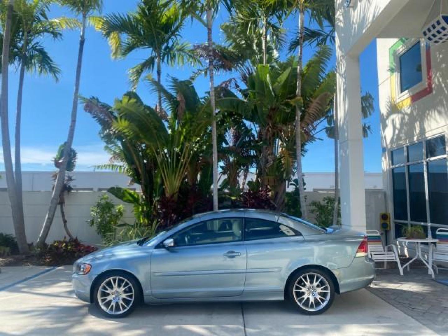 2006 Celestial Blue Metallic /Calcite Cream Volvo C70 LOW MILES 16,982 CONV (YV1MC68276J) with an 2.5L DOHC Turbocharged I5 Engine engine, Automatic transmission, located at 4701 North Dixie Hwy, Pompano Beach, FL, 33064, (954) 422-2889, 26.240938, -80.123474 - OUR WEBPAGE FLORIDACARS1.COM HAS OVER 100 PHOTOS AND FREE CARFAX LINK 2006 VOLVO C70 T5 ORIGINAL PRICE NEW : $41,510 VIN: YV1MC68276J006425 Y V 1 M C 6 8 2 7 6 J 0 0 6 4 2 5 CONVERTIBLE 2.5L I5 F GASOLINE FRONT WHEEL DRIVE Features ABS Brakes Air Conditioning Alloy Wheels AM/FM Stereo Automatic Tran - Photo#4