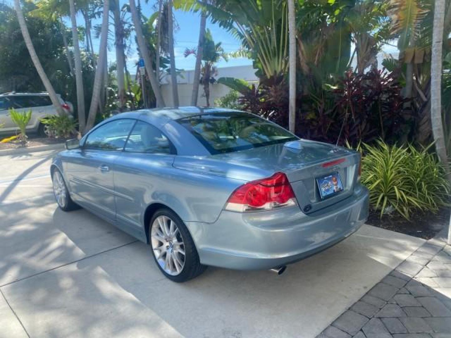 2006 Celestial Blue Metallic /Calcite Cream Volvo C70 LOW MILES 16,982 CONV (YV1MC68276J) with an 2.5L DOHC Turbocharged I5 Engine engine, Automatic transmission, located at 4701 North Dixie Hwy, Pompano Beach, FL, 33064, (954) 422-2889, 26.240938, -80.123474 - OUR WEBPAGE FLORIDACARS1.COM HAS OVER 100 PHOTOS AND FREE CARFAX LINK 2006 VOLVO C70 T5 ORIGINAL PRICE NEW : $41,510 VIN: YV1MC68276J006425 Y V 1 M C 6 8 2 7 6 J 0 0 6 4 2 5 CONVERTIBLE 2.5L I5 F GASOLINE FRONT WHEEL DRIVE Features ABS Brakes Air Conditioning Alloy Wheels AM/FM Stereo Automatic Tran - Photo#5