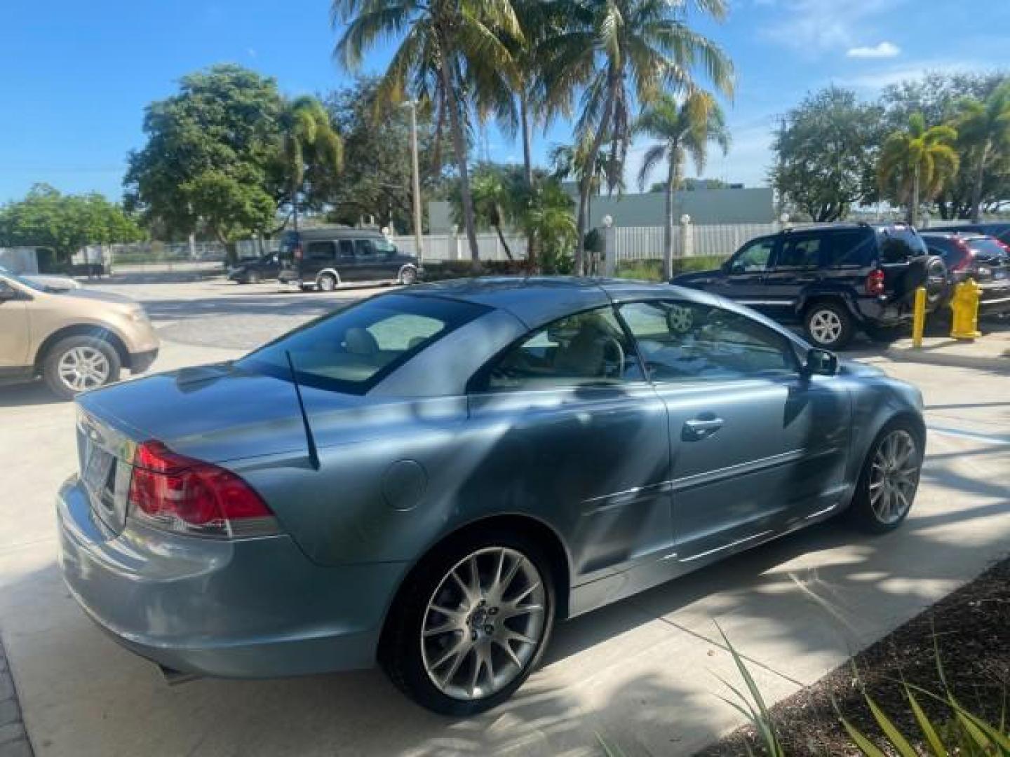 2006 Celestial Blue Metallic /Calcite Cream Volvo C70 LOW MILES 16,982 CONV (YV1MC68276J) with an 2.5L DOHC Turbocharged I5 Engine engine, Automatic transmission, located at 4701 North Dixie Hwy, Pompano Beach, FL, 33064, (954) 422-2889, 26.240938, -80.123474 - OUR WEBPAGE FLORIDACARS1.COM HAS OVER 100 PHOTOS AND FREE CARFAX LINK 2006 VOLVO C70 T5 ORIGINAL PRICE NEW : $41,510 VIN: YV1MC68276J006425 Y V 1 M C 6 8 2 7 6 J 0 0 6 4 2 5 CONVERTIBLE 2.5L I5 F GASOLINE FRONT WHEEL DRIVE Features ABS Brakes Air Conditioning Alloy Wheels AM/FM Stereo Automatic Tran - Photo#7
