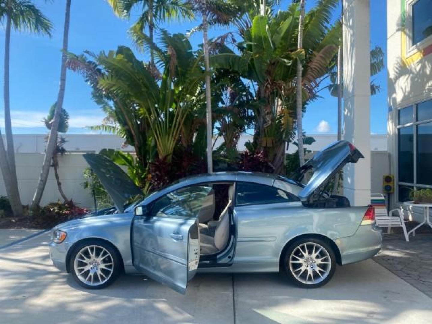 2006 Celestial Blue Metallic /Calcite Cream Volvo C70 LOW MILES 16,982 CONV (YV1MC68276J) with an 2.5L DOHC Turbocharged I5 Engine engine, Automatic transmission, located at 4701 North Dixie Hwy, Pompano Beach, FL, 33064, (954) 422-2889, 26.240938, -80.123474 - OUR WEBPAGE FLORIDACARS1.COM HAS OVER 100 PHOTOS AND FREE CARFAX LINK 2006 VOLVO C70 T5 ORIGINAL PRICE NEW : $41,510 VIN: YV1MC68276J006425 Y V 1 M C 6 8 2 7 6 J 0 0 6 4 2 5 CONVERTIBLE 2.5L I5 F GASOLINE FRONT WHEEL DRIVE Features ABS Brakes Air Conditioning Alloy Wheels AM/FM Stereo Automatic Tran - Photo#8