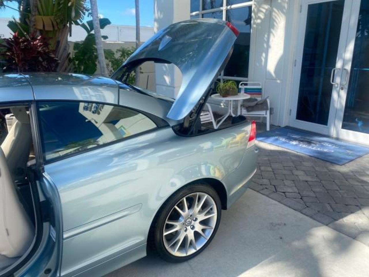 2006 Celestial Blue Metallic /Calcite Cream Volvo C70 LOW MILES 16,982 CONV (YV1MC68276J) with an 2.5L DOHC Turbocharged I5 Engine engine, Automatic transmission, located at 4701 North Dixie Hwy, Pompano Beach, FL, 33064, (954) 422-2889, 26.240938, -80.123474 - OUR WEBPAGE FLORIDACARS1.COM HAS OVER 100 PHOTOS AND FREE CARFAX LINK 2006 VOLVO C70 T5 ORIGINAL PRICE NEW : $41,510 VIN: YV1MC68276J006425 Y V 1 M C 6 8 2 7 6 J 0 0 6 4 2 5 CONVERTIBLE 2.5L I5 F GASOLINE FRONT WHEEL DRIVE Features ABS Brakes Air Conditioning Alloy Wheels AM/FM Stereo Automatic Tran - Photo#13