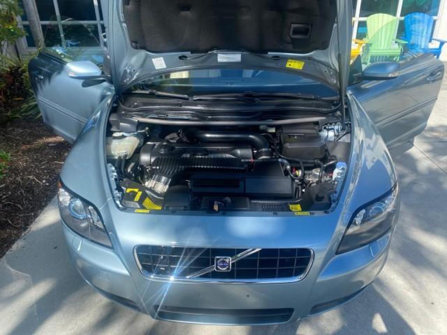 2006 Celestial Blue Metallic /Calcite Cream Volvo C70 LOW MILES 16,982 CONV (YV1MC68276J) with an 2.5L DOHC Turbocharged I5 Engine engine, Automatic transmission, located at 4701 North Dixie Hwy, Pompano Beach, FL, 33064, (954) 422-2889, 26.240938, -80.123474 - OUR WEBPAGE FLORIDACARS1.COM HAS OVER 100 PHOTOS AND FREE CARFAX LINK 2006 VOLVO C70 T5 ORIGINAL PRICE NEW : $41,510 VIN: YV1MC68276J006425 Y V 1 M C 6 8 2 7 6 J 0 0 6 4 2 5 CONVERTIBLE 2.5L I5 F GASOLINE FRONT WHEEL DRIVE Features ABS Brakes Air Conditioning Alloy Wheels AM/FM Stereo Automatic Tran - Photo#17