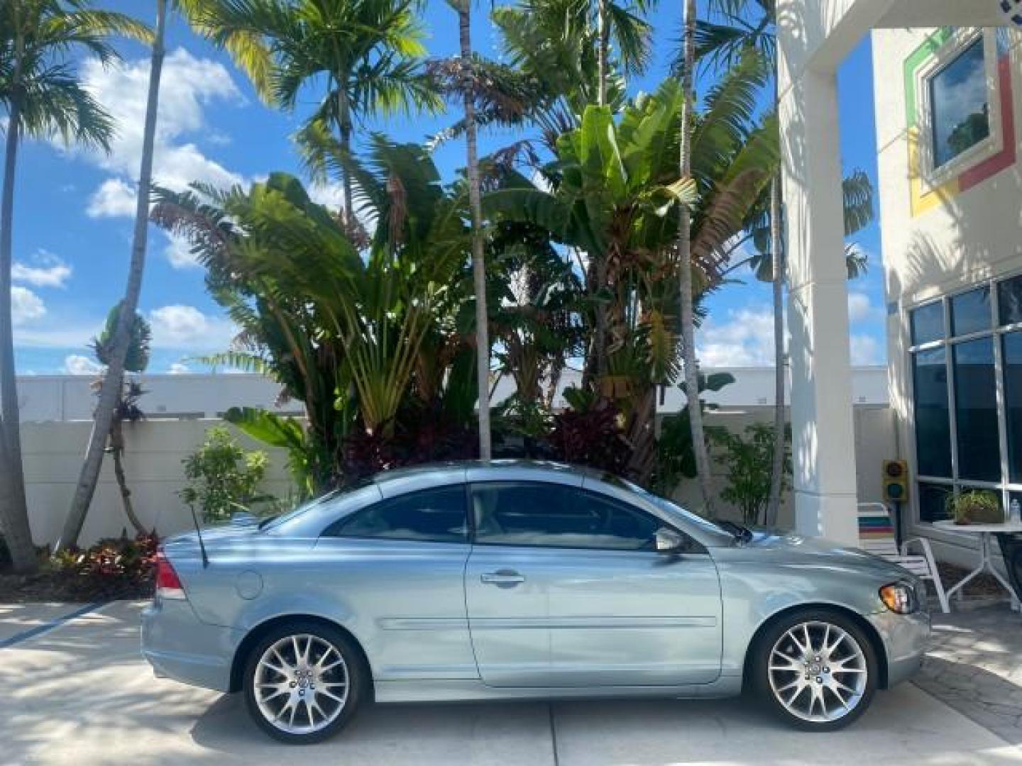 2006 Celestial Blue Metallic /Calcite Cream Volvo C70 LOW MILES 16,982 CONV (YV1MC68276J) with an 2.5L DOHC Turbocharged I5 Engine engine, Automatic transmission, located at 4701 North Dixie Hwy, Pompano Beach, FL, 33064, (954) 422-2889, 26.240938, -80.123474 - OUR WEBPAGE FLORIDACARS1.COM HAS OVER 100 PHOTOS AND FREE CARFAX LINK 2006 VOLVO C70 T5 ORIGINAL PRICE NEW : $41,510 VIN: YV1MC68276J006425 Y V 1 M C 6 8 2 7 6 J 0 0 6 4 2 5 CONVERTIBLE 2.5L I5 F GASOLINE FRONT WHEEL DRIVE Features ABS Brakes Air Conditioning Alloy Wheels AM/FM Stereo Automatic Tran - Photo#84