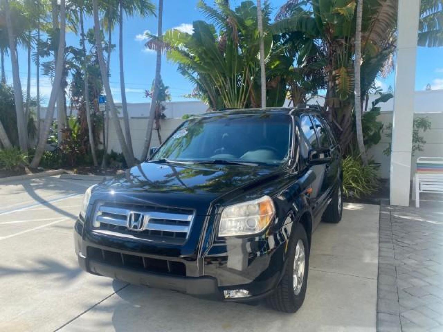 2008 Formal Black /Gray Honda Pilot EX-L 1 OWNER FL LOW-MILES 75,390 (5FNYF28548B) with an 3.5L SOHC MPFI 24-Valve i-VTEC V6 Engine engine, Automatic transmission, located at 4701 North Dixie Hwy, Pompano Beach, FL, 33064, (954) 422-2889, 26.240938, -80.123474 - OUR WEBPAGE FLORIDACARS1.COM HAS OVER 100 PHOTOS AND FREE CARFAX LINK 2008 HONDA PILOT EX-L VIN: 5FNYF28548B019659 5 F N Y F 2 8 5 4 8 B 0 1 9 6 5 9 4 DOOR WAGON/SPORT UTILITY 3.5L V6 F SOHC 24V GASOLINE FRONT WHEEL DRIVE Features ABS Brakes Air Conditioning Alloy Wheels AM/FM Stereo Automatic Trans - Photo#3