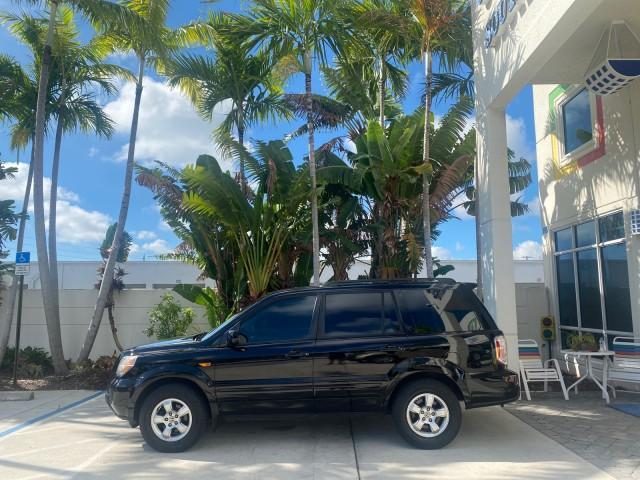 2008 Formal Black /Gray Honda Pilot EX-L 1 OWNER FL LOW-MILES 75,415 (5FNYF28548B) with an 3.5L SOHC MPFI 24-Valve i-VTEC V6 Engine engine, Automatic transmission, located at 4701 North Dixie Hwy, Pompano Beach, FL, 33064, (954) 422-2889, 26.240938, -80.123474 - OUR WEBPAGE FLORIDACARS1.COM HAS OVER 100 PHOTOS AND FREE CARFAX LINK 2008 HONDA PILOT EX-L VIN: 5FNYF28548B019659 5 F N Y F 2 8 5 4 8 B 0 1 9 6 5 9 4 DOOR WAGON/SPORT UTILITY 3.5L V6 F SOHC 24V GASOLINE FRONT WHEEL DRIVE Features ABS Brakes Air Conditioning Alloy Wheels AM/FM Stereo Automatic Trans - Photo#4