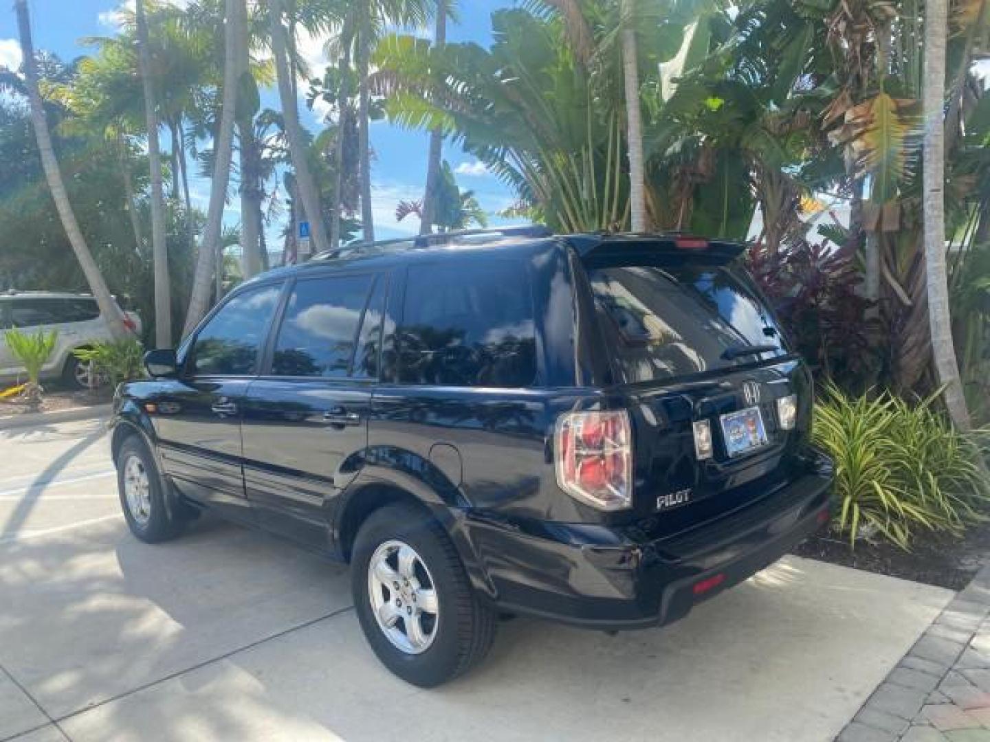 2008 Formal Black /Gray Honda Pilot EX-L 1 OWNER FL LOW-MILES 75,390 (5FNYF28548B) with an 3.5L SOHC MPFI 24-Valve i-VTEC V6 Engine engine, Automatic transmission, located at 4701 North Dixie Hwy, Pompano Beach, FL, 33064, (954) 422-2889, 26.240938, -80.123474 - OUR WEBPAGE FLORIDACARS1.COM HAS OVER 100 PHOTOS AND FREE CARFAX LINK 2008 HONDA PILOT EX-L VIN: 5FNYF28548B019659 5 F N Y F 2 8 5 4 8 B 0 1 9 6 5 9 4 DOOR WAGON/SPORT UTILITY 3.5L V6 F SOHC 24V GASOLINE FRONT WHEEL DRIVE Features ABS Brakes Air Conditioning Alloy Wheels AM/FM Stereo Automatic Trans - Photo#5