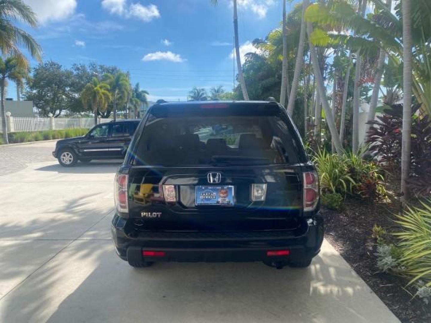 2008 Formal Black /Gray Honda Pilot EX-L 1 OWNER FL LOW-MILES 75,390 (5FNYF28548B) with an 3.5L SOHC MPFI 24-Valve i-VTEC V6 Engine engine, Automatic transmission, located at 4701 North Dixie Hwy, Pompano Beach, FL, 33064, (954) 422-2889, 26.240938, -80.123474 - OUR WEBPAGE FLORIDACARS1.COM HAS OVER 100 PHOTOS AND FREE CARFAX LINK 2008 HONDA PILOT EX-L VIN: 5FNYF28548B019659 5 F N Y F 2 8 5 4 8 B 0 1 9 6 5 9 4 DOOR WAGON/SPORT UTILITY 3.5L V6 F SOHC 24V GASOLINE FRONT WHEEL DRIVE Features ABS Brakes Air Conditioning Alloy Wheels AM/FM Stereo Automatic Trans - Photo#6