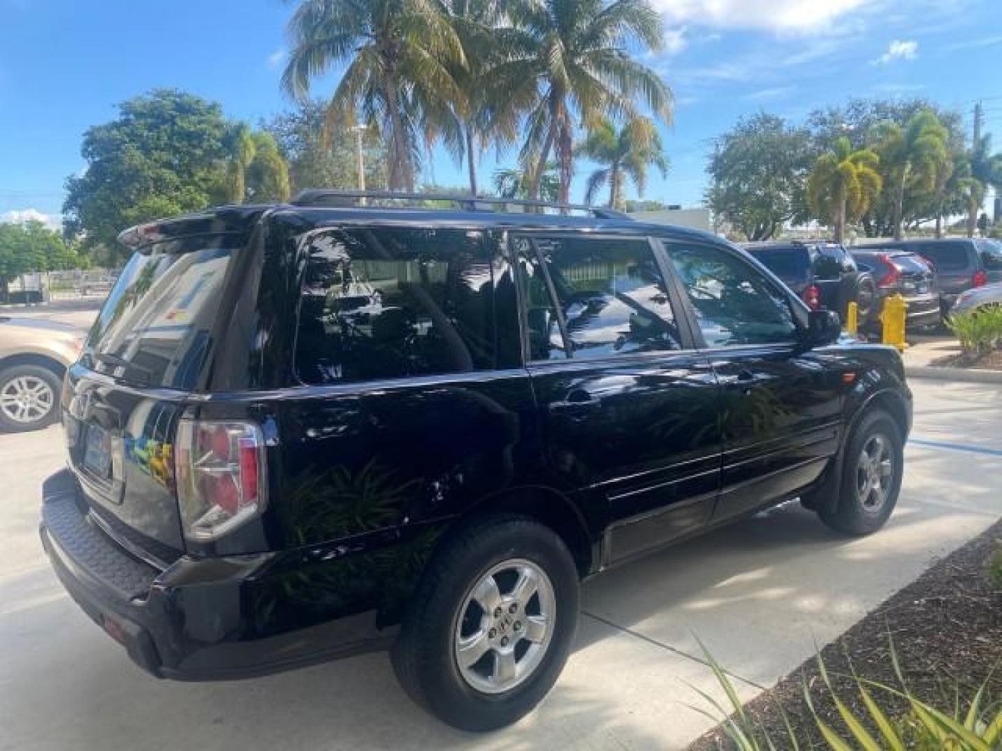 2008 Formal Black /Gray Honda Pilot EX-L 1 OWNER FL LOW-MILES 75,390 (5FNYF28548B) with an 3.5L SOHC MPFI 24-Valve i-VTEC V6 Engine engine, Automatic transmission, located at 4701 North Dixie Hwy, Pompano Beach, FL, 33064, (954) 422-2889, 26.240938, -80.123474 - OUR WEBPAGE FLORIDACARS1.COM HAS OVER 100 PHOTOS AND FREE CARFAX LINK 2008 HONDA PILOT EX-L VIN: 5FNYF28548B019659 5 F N Y F 2 8 5 4 8 B 0 1 9 6 5 9 4 DOOR WAGON/SPORT UTILITY 3.5L V6 F SOHC 24V GASOLINE FRONT WHEEL DRIVE Features ABS Brakes Air Conditioning Alloy Wheels AM/FM Stereo Automatic Trans - Photo#7