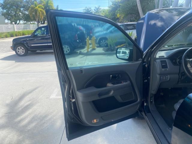 2008 Formal Black /Gray Honda Pilot EX-L 1 OWNER FL LOW-MILES 75,415 (5FNYF28548B) with an 3.5L SOHC MPFI 24-Valve i-VTEC V6 Engine engine, Automatic transmission, located at 4701 North Dixie Hwy, Pompano Beach, FL, 33064, (954) 422-2889, 26.240938, -80.123474 - OUR WEBPAGE FLORIDACARS1.COM HAS OVER 100 PHOTOS AND FREE CARFAX LINK 2008 HONDA PILOT EX-L VIN: 5FNYF28548B019659 5 F N Y F 2 8 5 4 8 B 0 1 9 6 5 9 4 DOOR WAGON/SPORT UTILITY 3.5L V6 F SOHC 24V GASOLINE FRONT WHEEL DRIVE Features ABS Brakes Air Conditioning Alloy Wheels AM/FM Stereo Automatic Trans - Photo#9