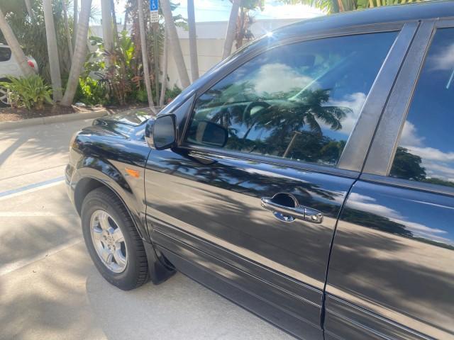 2008 Formal Black /Gray Honda Pilot EX-L 1 OWNER FL LOW-MILES 75,415 (5FNYF28548B) with an 3.5L SOHC MPFI 24-Valve i-VTEC V6 Engine engine, Automatic transmission, located at 4701 North Dixie Hwy, Pompano Beach, FL, 33064, (954) 422-2889, 26.240938, -80.123474 - OUR WEBPAGE FLORIDACARS1.COM HAS OVER 100 PHOTOS AND FREE CARFAX LINK 2008 HONDA PILOT EX-L VIN: 5FNYF28548B019659 5 F N Y F 2 8 5 4 8 B 0 1 9 6 5 9 4 DOOR WAGON/SPORT UTILITY 3.5L V6 F SOHC 24V GASOLINE FRONT WHEEL DRIVE Features ABS Brakes Air Conditioning Alloy Wheels AM/FM Stereo Automatic Trans - Photo#27