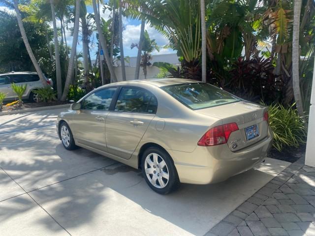 2008 Borrego Beige Metallic /Gray Honda Civic Sdn LX LOW MILES 26,922 1 OWNER (1HGFA16538L) with an 1.8L SOHC MPFI 16-Valve i-VTEC I4 Engine engine, Automatic transmission, located at 4701 North Dixie Hwy, Pompano Beach, FL, 33064, (954) 422-2889, 26.240938, -80.123474 - OUR WEBPAGE FLORIDACARS1.COM HAS OVER 100 PHOTOS AND FREE CARFAX LINK 2008 HONDA CIVIC LX VIN: 1HGFA16538L117891 1 H G F A 1 6 5 3 8 L 1 1 7 8 9 1 SEDAN 4 DR 1.8L I4 F SOHC 16V GASOLINE FRONT WHEEL DRIVE Features ABS Brakes Air Conditioning AM/FM Stereo Automatic Transmission Auxiliary Audio Input C - Photo#5