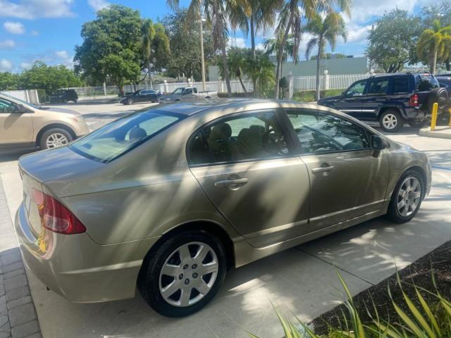 2008 Borrego Beige Metallic /Gray Honda Civic Sdn LX LOW MILES 26,917 1 OWNER (1HGFA16538L) with an 1.8L SOHC MPFI 16-Valve i-VTEC I4 Engine engine, Automatic transmission, located at 4701 North Dixie Hwy, Pompano Beach, FL, 33064, (954) 422-2889, 26.240938, -80.123474 - OUR WEBPAGE FLORIDACARS1.COM HAS OVER 100 PHOTOS AND FREE CARFAX LINK 2008 HONDA CIVIC LX VIN: 1HGFA16538L117891 1 H G F A 1 6 5 3 8 L 1 1 7 8 9 1 SEDAN 4 DR 1.8L I4 F SOHC 16V GASOLINE FRONT WHEEL DRIVE Features ABS Brakes Air Conditioning AM/FM Stereo Automatic Transmission Auxiliary Audio Input C - Photo#7