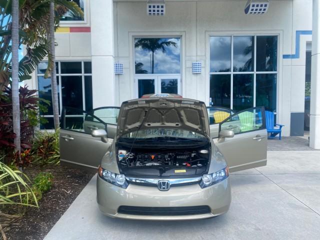 2008 Borrego Beige Metallic /Gray Honda Civic Sdn LX LOW MILES 26,922 1 OWNER (1HGFA16538L) with an 1.8L SOHC MPFI 16-Valve i-VTEC I4 Engine engine, Automatic transmission, located at 4701 North Dixie Hwy, Pompano Beach, FL, 33064, (954) 422-2889, 26.240938, -80.123474 - OUR WEBPAGE FLORIDACARS1.COM HAS OVER 100 PHOTOS AND FREE CARFAX LINK 2008 HONDA CIVIC LX VIN: 1HGFA16538L117891 1 H G F A 1 6 5 3 8 L 1 1 7 8 9 1 SEDAN 4 DR 1.8L I4 F SOHC 16V GASOLINE FRONT WHEEL DRIVE Features ABS Brakes Air Conditioning AM/FM Stereo Automatic Transmission Auxiliary Audio Input C - Photo#16