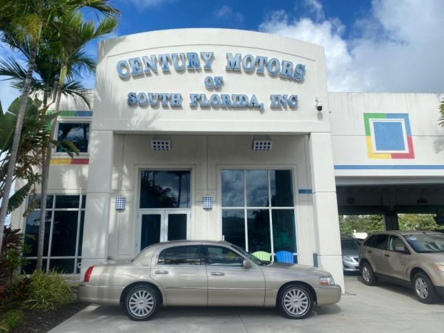 2005 Light French Silk Metallic /Med/Lt Parchment Lincoln Town Car Signature 1 OWNER FL LOW MILES 39,256 (1LNHM81W85Y) with an 4.6L SOHC SMPI V8 Engine engine, Automatic transmission, located at 4701 North Dixie Hwy, Pompano Beach, FL, 33064, (954) 422-2889, 26.240938, -80.123474 - OUR WEBPAGE FLORIDACARS1.COM HAS OVER 100 PHOTOS AND FREE CARFAX LINK 2005 LINCOLN TOWN CAR SIGNATURE VIN: 1LNHM81W85Y648232 1 L N H M 8 1 W 8 5 Y 6 4 8 2 3 2 SEDAN 4 DR 4.6L V8 F OHV 16V GASOLINE REAR WHEEL DRIVE Features ABS Brakes Air Conditioning Alloy Wheels AM/FM Stereo Automatic Transmission - Photo#0