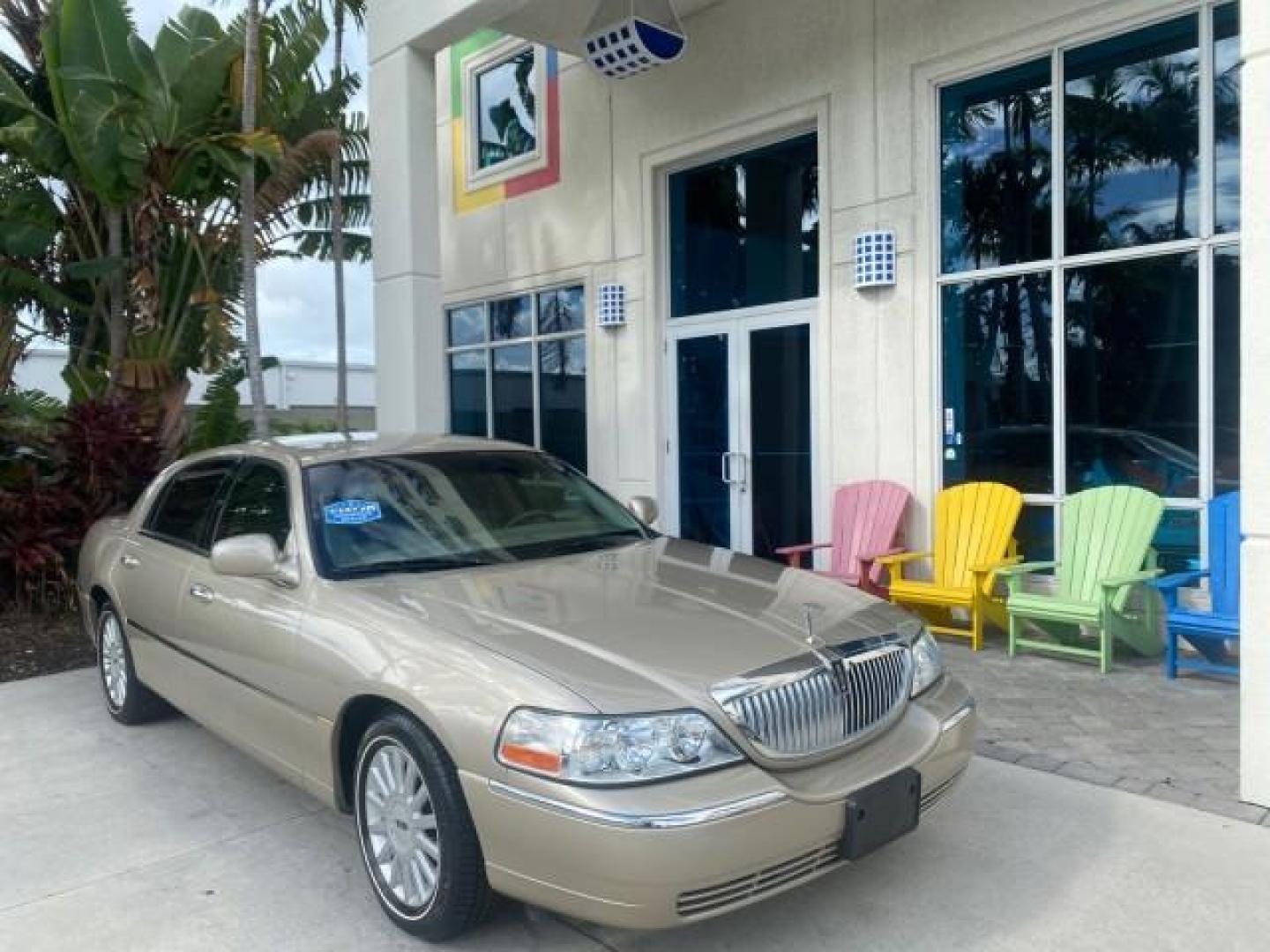 2005 Light French Silk Metallic /Med/Lt Parchment Lincoln Town Car Signature 1 OWNER FL LOW MILES 39,256 (1LNHM81W85Y) with an 4.6L SOHC SMPI V8 Engine engine, Automatic transmission, located at 4701 North Dixie Hwy, Pompano Beach, FL, 33064, (954) 422-2889, 26.240938, -80.123474 - OUR WEBPAGE FLORIDACARS1.COM HAS OVER 100 PHOTOS AND FREE CARFAX LINK 2005 LINCOLN TOWN CAR SIGNATURE VIN: 1LNHM81W85Y648232 1 L N H M 8 1 W 8 5 Y 6 4 8 2 3 2 SEDAN 4 DR 4.6L V8 F OHV 16V GASOLINE REAR WHEEL DRIVE Features ABS Brakes Air Conditioning Alloy Wheels AM/FM Stereo Automatic Transmission - Photo#1