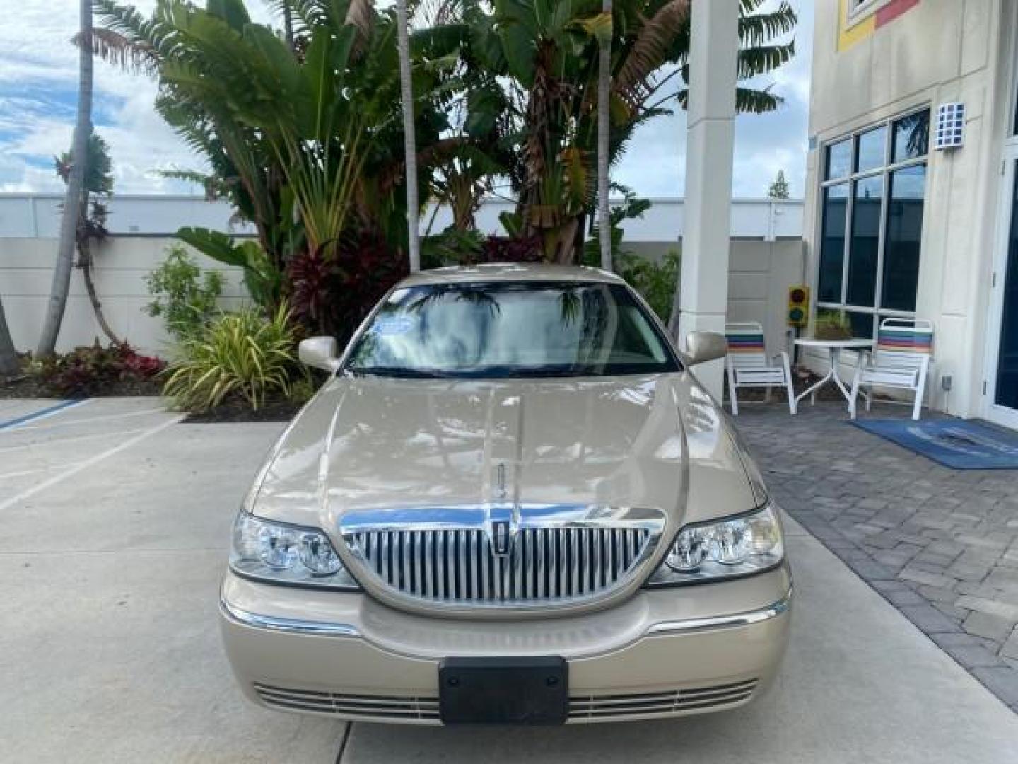 2005 Light French Silk Metallic /Med/Lt Parchment Lincoln Town Car Signature 1 OWNER FL LOW MILES 39,256 (1LNHM81W85Y) with an 4.6L SOHC SMPI V8 Engine engine, Automatic transmission, located at 4701 North Dixie Hwy, Pompano Beach, FL, 33064, (954) 422-2889, 26.240938, -80.123474 - OUR WEBPAGE FLORIDACARS1.COM HAS OVER 100 PHOTOS AND FREE CARFAX LINK 2005 LINCOLN TOWN CAR SIGNATURE VIN: 1LNHM81W85Y648232 1 L N H M 8 1 W 8 5 Y 6 4 8 2 3 2 SEDAN 4 DR 4.6L V8 F OHV 16V GASOLINE REAR WHEEL DRIVE Features ABS Brakes Air Conditioning Alloy Wheels AM/FM Stereo Automatic Transmission - Photo#2