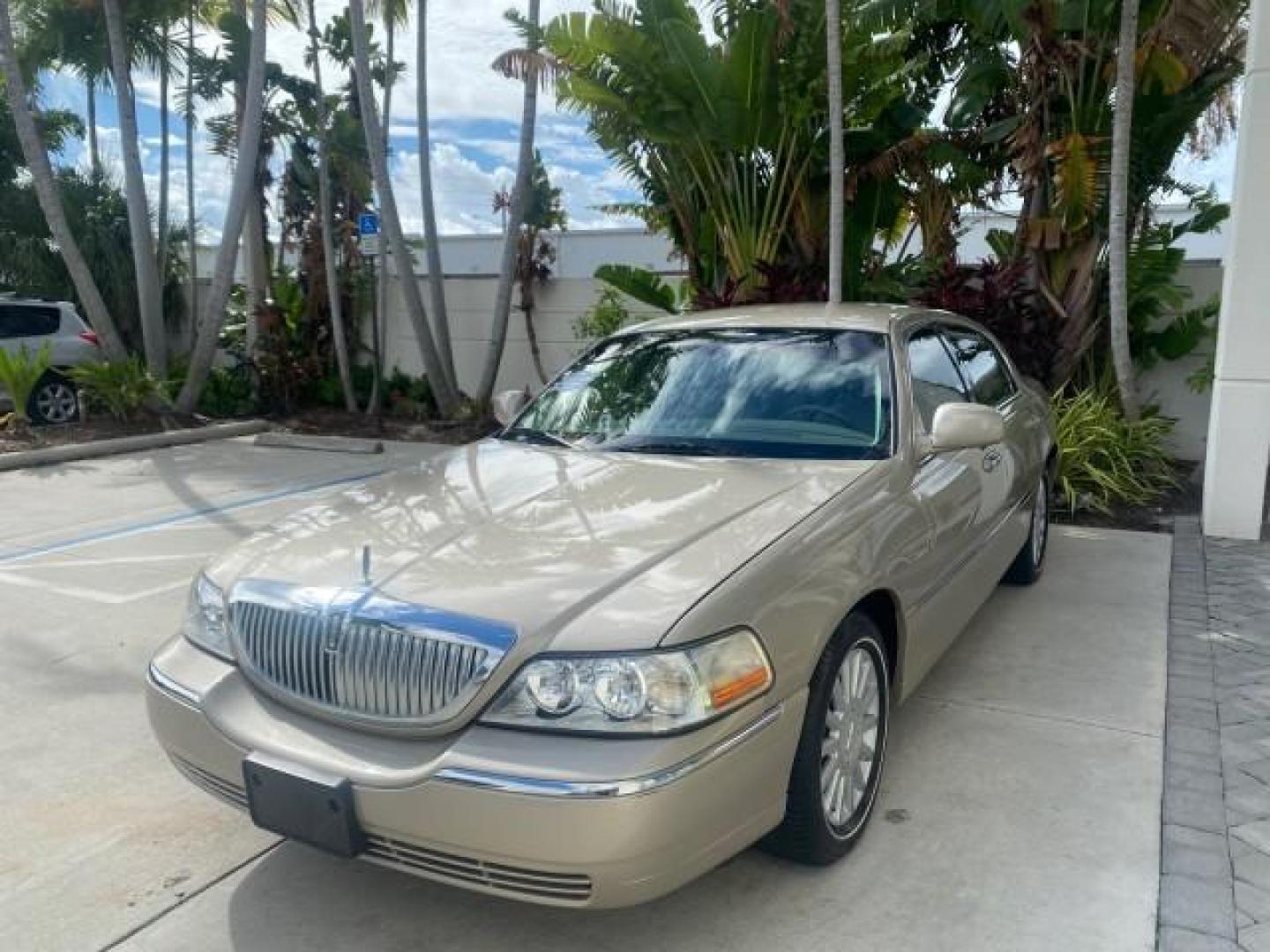 2005 Light French Silk Metallic /Med/Lt Parchment Lincoln Town Car Signature 1 OWNER FL LOW MILES 39,256 (1LNHM81W85Y) with an 4.6L SOHC SMPI V8 Engine engine, Automatic transmission, located at 4701 North Dixie Hwy, Pompano Beach, FL, 33064, (954) 422-2889, 26.240938, -80.123474 - OUR WEBPAGE FLORIDACARS1.COM HAS OVER 100 PHOTOS AND FREE CARFAX LINK 2005 LINCOLN TOWN CAR SIGNATURE VIN: 1LNHM81W85Y648232 1 L N H M 8 1 W 8 5 Y 6 4 8 2 3 2 SEDAN 4 DR 4.6L V8 F OHV 16V GASOLINE REAR WHEEL DRIVE Features ABS Brakes Air Conditioning Alloy Wheels AM/FM Stereo Automatic Transmission - Photo#3
