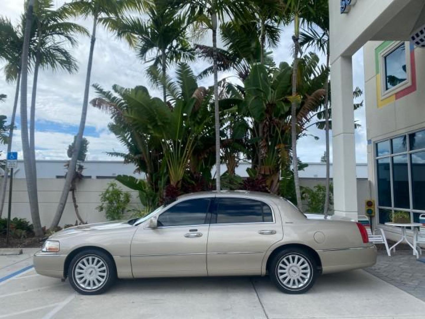 2005 Light French Silk Metallic /Med/Lt Parchment Lincoln Town Car Signature 1 OWNER FL LOW MILES 39,256 (1LNHM81W85Y) with an 4.6L SOHC SMPI V8 Engine engine, Automatic transmission, located at 4701 North Dixie Hwy, Pompano Beach, FL, 33064, (954) 422-2889, 26.240938, -80.123474 - OUR WEBPAGE FLORIDACARS1.COM HAS OVER 100 PHOTOS AND FREE CARFAX LINK 2005 LINCOLN TOWN CAR SIGNATURE VIN: 1LNHM81W85Y648232 1 L N H M 8 1 W 8 5 Y 6 4 8 2 3 2 SEDAN 4 DR 4.6L V8 F OHV 16V GASOLINE REAR WHEEL DRIVE Features ABS Brakes Air Conditioning Alloy Wheels AM/FM Stereo Automatic Transmission - Photo#4