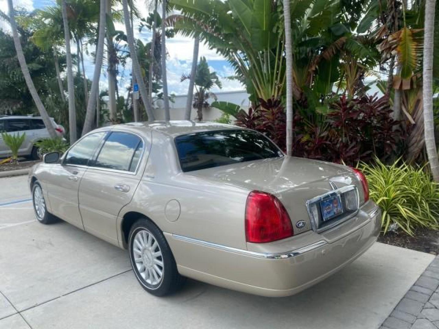 2005 Light French Silk Metallic /Med/Lt Parchment Lincoln Town Car Signature 1 OWNER FL LOW MILES 39,256 (1LNHM81W85Y) with an 4.6L SOHC SMPI V8 Engine engine, Automatic transmission, located at 4701 North Dixie Hwy, Pompano Beach, FL, 33064, (954) 422-2889, 26.240938, -80.123474 - OUR WEBPAGE FLORIDACARS1.COM HAS OVER 100 PHOTOS AND FREE CARFAX LINK 2005 LINCOLN TOWN CAR SIGNATURE VIN: 1LNHM81W85Y648232 1 L N H M 8 1 W 8 5 Y 6 4 8 2 3 2 SEDAN 4 DR 4.6L V8 F OHV 16V GASOLINE REAR WHEEL DRIVE Features ABS Brakes Air Conditioning Alloy Wheels AM/FM Stereo Automatic Transmission - Photo#5