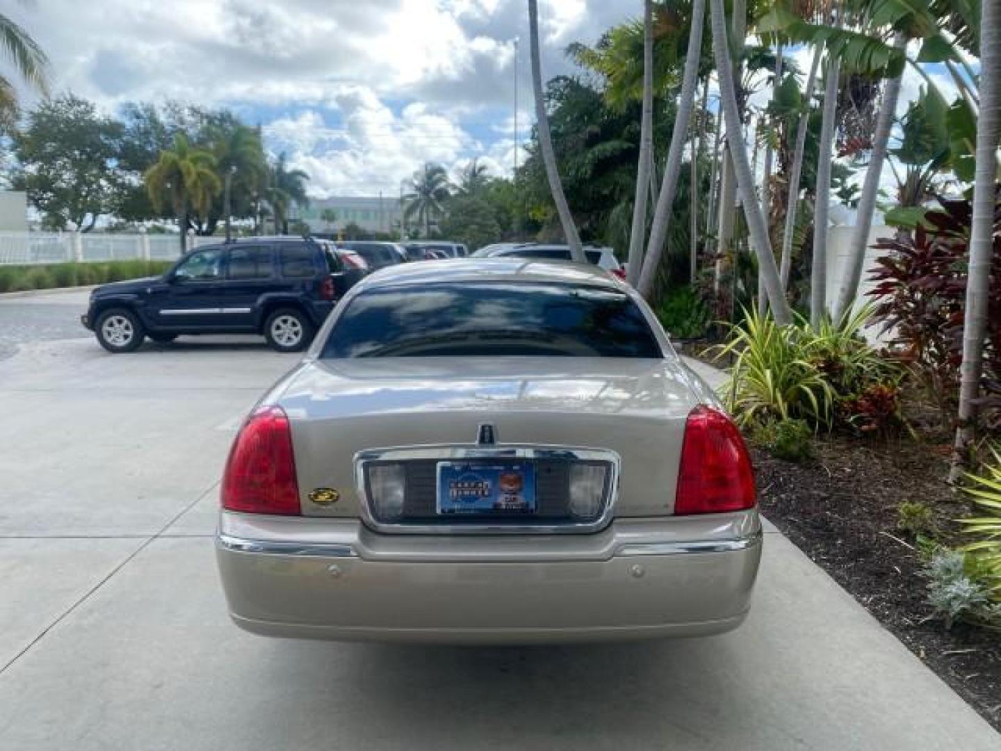 2005 Light French Silk Metallic /Med/Lt Parchment Lincoln Town Car Signature 1 OWNER FL LOW MILES 39,256 (1LNHM81W85Y) with an 4.6L SOHC SMPI V8 Engine engine, Automatic transmission, located at 4701 North Dixie Hwy, Pompano Beach, FL, 33064, (954) 422-2889, 26.240938, -80.123474 - OUR WEBPAGE FLORIDACARS1.COM HAS OVER 100 PHOTOS AND FREE CARFAX LINK 2005 LINCOLN TOWN CAR SIGNATURE VIN: 1LNHM81W85Y648232 1 L N H M 8 1 W 8 5 Y 6 4 8 2 3 2 SEDAN 4 DR 4.6L V8 F OHV 16V GASOLINE REAR WHEEL DRIVE Features ABS Brakes Air Conditioning Alloy Wheels AM/FM Stereo Automatic Transmission - Photo#6