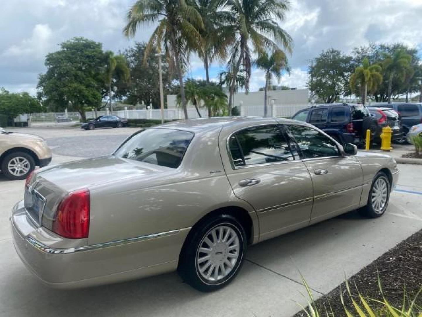 2005 Light French Silk Metallic /Med/Lt Parchment Lincoln Town Car Signature 1 OWNER FL LOW MILES 39,256 (1LNHM81W85Y) with an 4.6L SOHC SMPI V8 Engine engine, Automatic transmission, located at 4701 North Dixie Hwy, Pompano Beach, FL, 33064, (954) 422-2889, 26.240938, -80.123474 - OUR WEBPAGE FLORIDACARS1.COM HAS OVER 100 PHOTOS AND FREE CARFAX LINK 2005 LINCOLN TOWN CAR SIGNATURE VIN: 1LNHM81W85Y648232 1 L N H M 8 1 W 8 5 Y 6 4 8 2 3 2 SEDAN 4 DR 4.6L V8 F OHV 16V GASOLINE REAR WHEEL DRIVE Features ABS Brakes Air Conditioning Alloy Wheels AM/FM Stereo Automatic Transmission - Photo#7