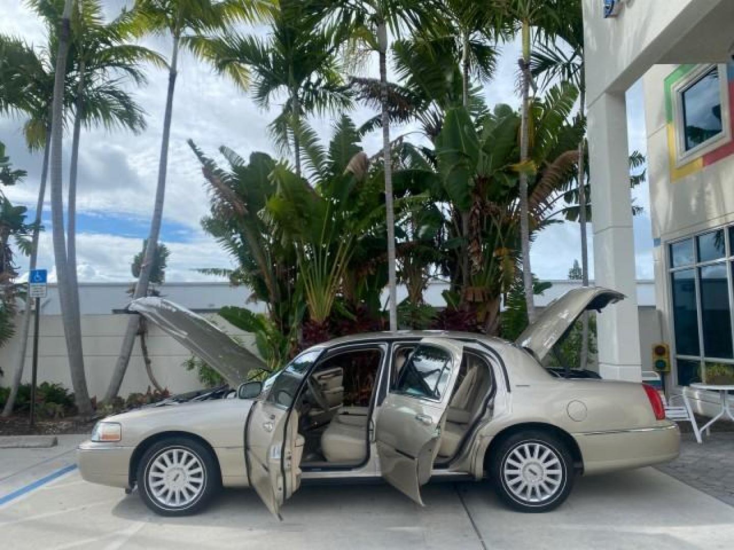 2005 Light French Silk Metallic /Med/Lt Parchment Lincoln Town Car Signature 1 OWNER FL LOW MILES 39,256 (1LNHM81W85Y) with an 4.6L SOHC SMPI V8 Engine engine, Automatic transmission, located at 4701 North Dixie Hwy, Pompano Beach, FL, 33064, (954) 422-2889, 26.240938, -80.123474 - OUR WEBPAGE FLORIDACARS1.COM HAS OVER 100 PHOTOS AND FREE CARFAX LINK 2005 LINCOLN TOWN CAR SIGNATURE VIN: 1LNHM81W85Y648232 1 L N H M 8 1 W 8 5 Y 6 4 8 2 3 2 SEDAN 4 DR 4.6L V8 F OHV 16V GASOLINE REAR WHEEL DRIVE Features ABS Brakes Air Conditioning Alloy Wheels AM/FM Stereo Automatic Transmission - Photo#8