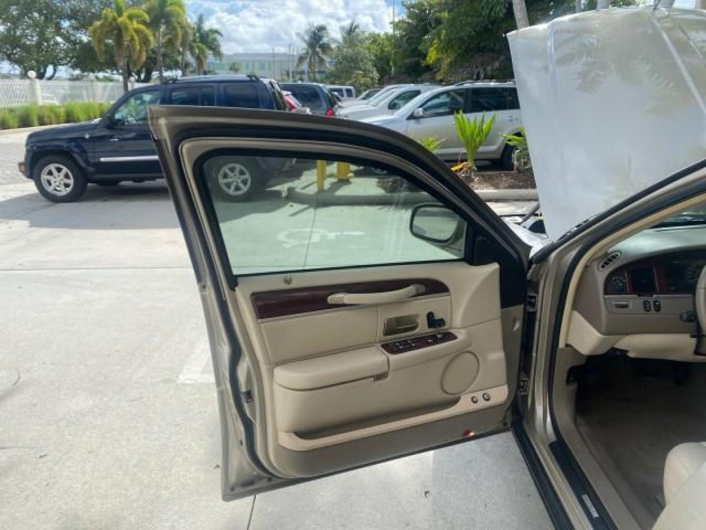 2005 Light French Silk Metallic /Med/Lt Parchment Lincoln Town Car Signature 1 OWNER FL LOW MILES 39,256 (1LNHM81W85Y) with an 4.6L SOHC SMPI V8 Engine engine, Automatic transmission, located at 4701 North Dixie Hwy, Pompano Beach, FL, 33064, (954) 422-2889, 26.240938, -80.123474 - OUR WEBPAGE FLORIDACARS1.COM HAS OVER 100 PHOTOS AND FREE CARFAX LINK 2005 LINCOLN TOWN CAR SIGNATURE VIN: 1LNHM81W85Y648232 1 L N H M 8 1 W 8 5 Y 6 4 8 2 3 2 SEDAN 4 DR 4.6L V8 F OHV 16V GASOLINE REAR WHEEL DRIVE Features ABS Brakes Air Conditioning Alloy Wheels AM/FM Stereo Automatic Transmission - Photo#9