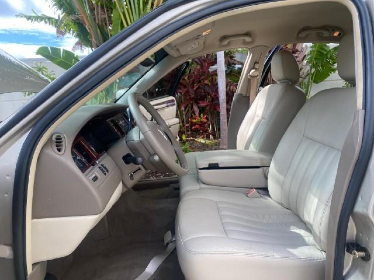 2005 Light French Silk Metallic /Med/Lt Parchment Lincoln Town Car Signature 1 OWNER FL LOW MILES 39,256 (1LNHM81W85Y) with an 4.6L SOHC SMPI V8 Engine engine, Automatic transmission, located at 4701 North Dixie Hwy, Pompano Beach, FL, 33064, (954) 422-2889, 26.240938, -80.123474 - OUR WEBPAGE FLORIDACARS1.COM HAS OVER 100 PHOTOS AND FREE CARFAX LINK 2005 LINCOLN TOWN CAR SIGNATURE VIN: 1LNHM81W85Y648232 1 L N H M 8 1 W 8 5 Y 6 4 8 2 3 2 SEDAN 4 DR 4.6L V8 F OHV 16V GASOLINE REAR WHEEL DRIVE Features ABS Brakes Air Conditioning Alloy Wheels AM/FM Stereo Automatic Transmission - Photo#10