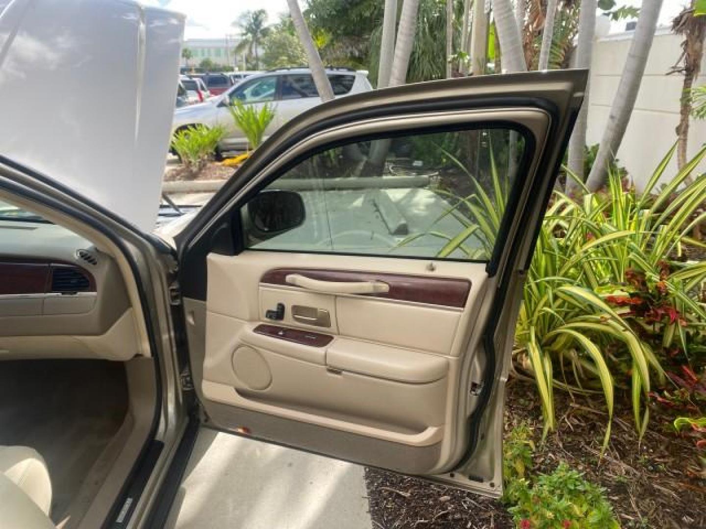 2005 Light French Silk Metallic /Med/Lt Parchment Lincoln Town Car Signature 1 OWNER FL LOW MILES 39,256 (1LNHM81W85Y) with an 4.6L SOHC SMPI V8 Engine engine, Automatic transmission, located at 4701 North Dixie Hwy, Pompano Beach, FL, 33064, (954) 422-2889, 26.240938, -80.123474 - OUR WEBPAGE FLORIDACARS1.COM HAS OVER 100 PHOTOS AND FREE CARFAX LINK 2005 LINCOLN TOWN CAR SIGNATURE VIN: 1LNHM81W85Y648232 1 L N H M 8 1 W 8 5 Y 6 4 8 2 3 2 SEDAN 4 DR 4.6L V8 F OHV 16V GASOLINE REAR WHEEL DRIVE Features ABS Brakes Air Conditioning Alloy Wheels AM/FM Stereo Automatic Transmission - Photo#11